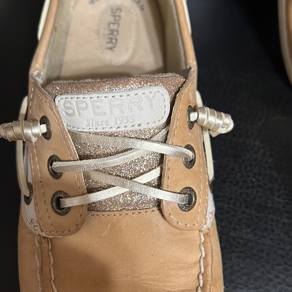 SPERRY’s womans size  8.5 medium. Tan with gold accents - Picture 5 of 8